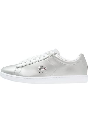 A Lacoste CARNABY EVO Sneakers basse grey Uomo Argento Ufficialmente